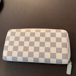 Daisy Rose Checkered Wallet